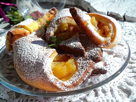 Rogale krucho drożdżowe z prażonymi jabłkami i pomarańczą