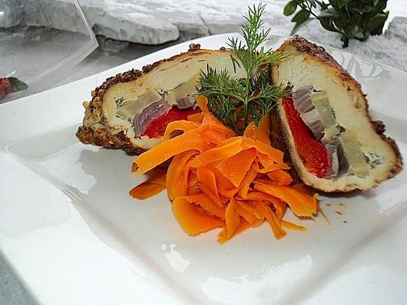 Filet z kurczaka z papryką kalarepką i cebulą w ziołach na marchewce