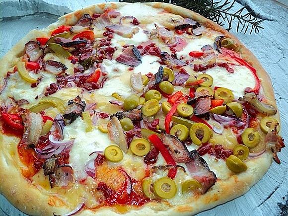 Pizza na ziołowym cieście
