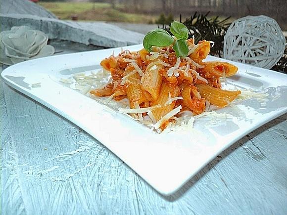 Penne z wołowiną i warzywami w pomidorach