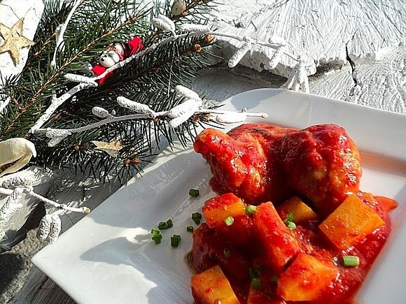Udka duszone z ziemniakami w sosie paprykowo-pomidorowym