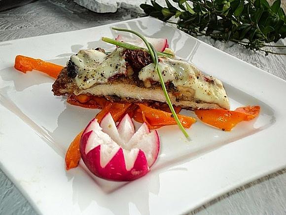 Schab panierowany z pieczarkami, suszonymi pomidorami i mozzarellą