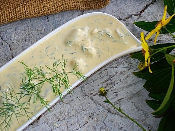 Śledź w sosie śmietanowo-musztardowym z oliwkami i anchois