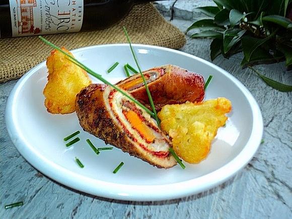 Roladki schabowe z salami, marchewką i cebulą w kminku