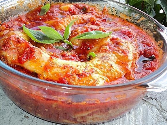 Udka duszone w pomidorach z pieczoną pepperoni i ziołami