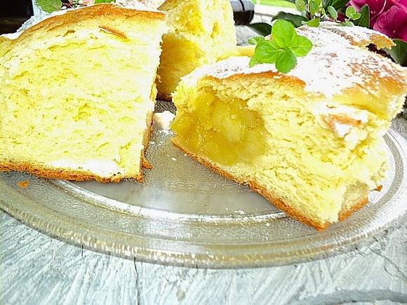 Drożdżowy zawijaniec z smażonymi jabłkami i serem