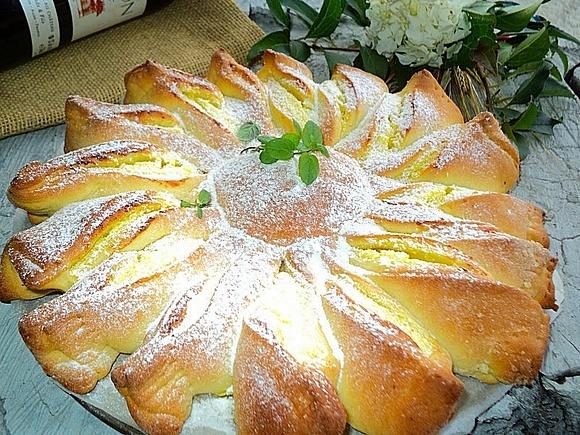 Drożdżowe słoneczko z serem