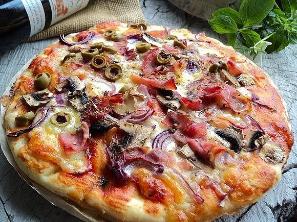 Pizza z kozim serem, szynką prosciutto i cebulą