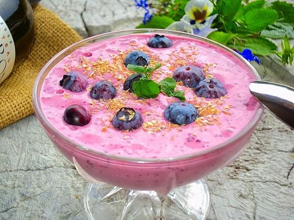 Jogurt domowy z borówką, zarodkami, otrebami i maślanką