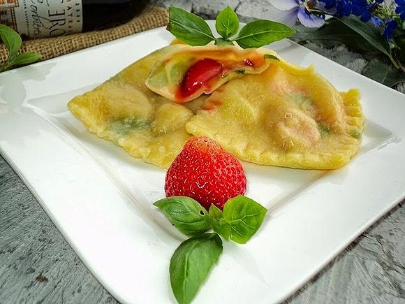 Pierogi z truskawkami w cieście z miętą