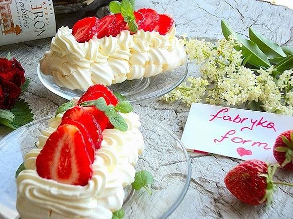 Beza migdałowa z truskawkami i kremem mascarpone