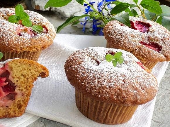 Muffinki miodowe z powidłami i truskawkami