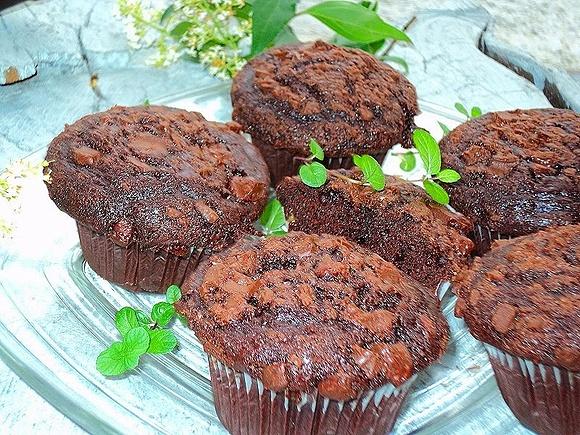 Muffinki z czekoladową posypką i powidłami