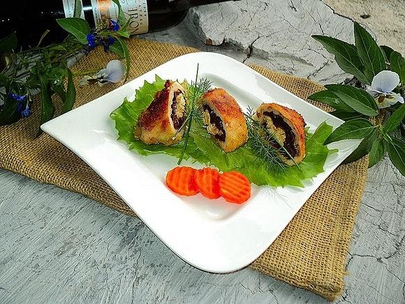 Roladka drobiowa z suszonymi pomidorami, fetą i pepperoni