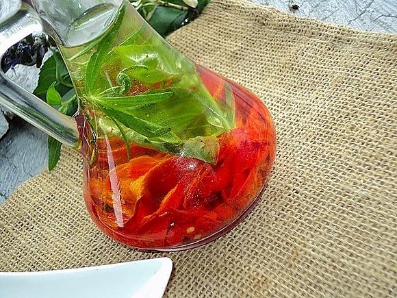 Domowy aromatyzowany olej pepperoni i ziołami