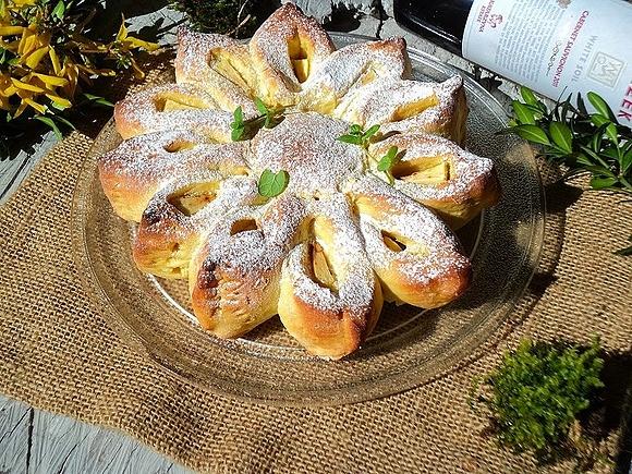 Drożdżowy kwiat z jabłkiem i serem