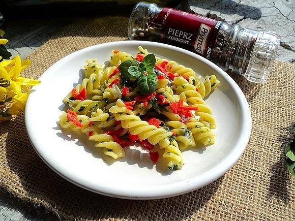 Makaron z pesto pietruszkowo-bazyliowym i czerwonym serem
