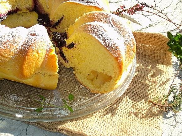 Drożdżowy zawijas z jabłkiem, gruszką i borówkami