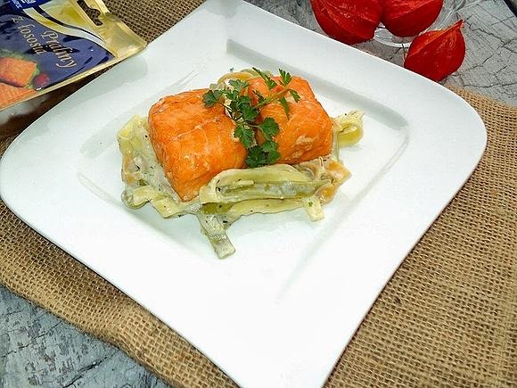 Pralinki z łososia na makaronie z sosem serowym