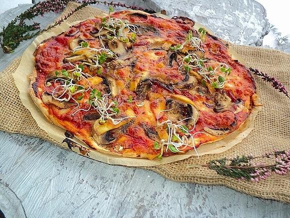 Pizza z serem górskim, kabanosem chilli i kiełkami