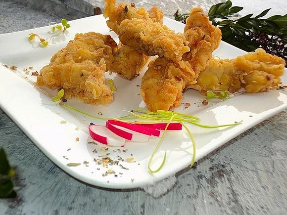 Drobiowe stripsy w suszonych kwiatach z płatkami chilli