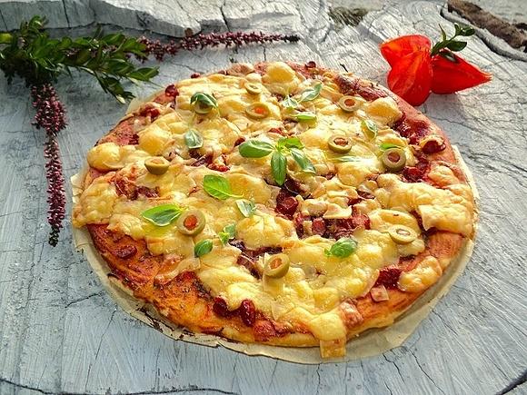 Pizza z kabanosem, oliwkami i cebulą