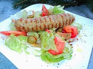 Grillowane kiełbaski z mięsa cielęcego i wieprzowego