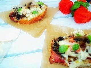 Grzanki na bogato z szynką szwarcwaldzką peperoni i pieczarkami