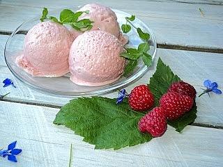 Domowe lody malinowe