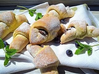 Krucho drożdżowe rogaliki z czekoladą i jagodami
