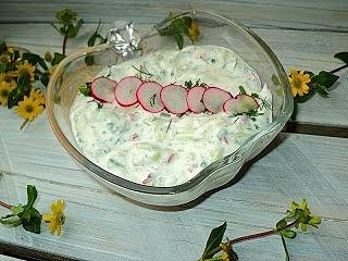 Sałatka z rzodkiewką ogórkiem i serkami do grillowanych mięs