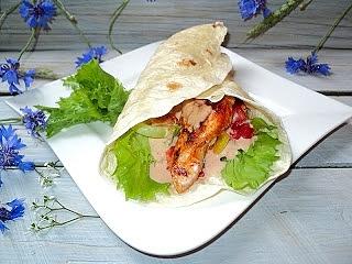 Tortilla z indykiem i warzywami