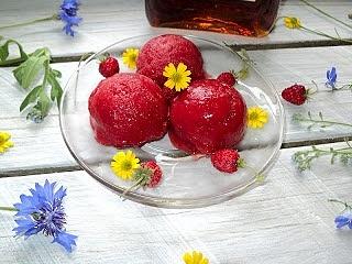 Poziomkowy sorbet z likierem migdałowym