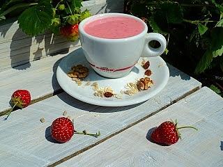 Pożywny koktajl truskawkowo-bakaliowy