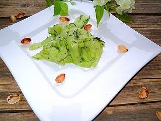 Surówka z ogórka i pistacji