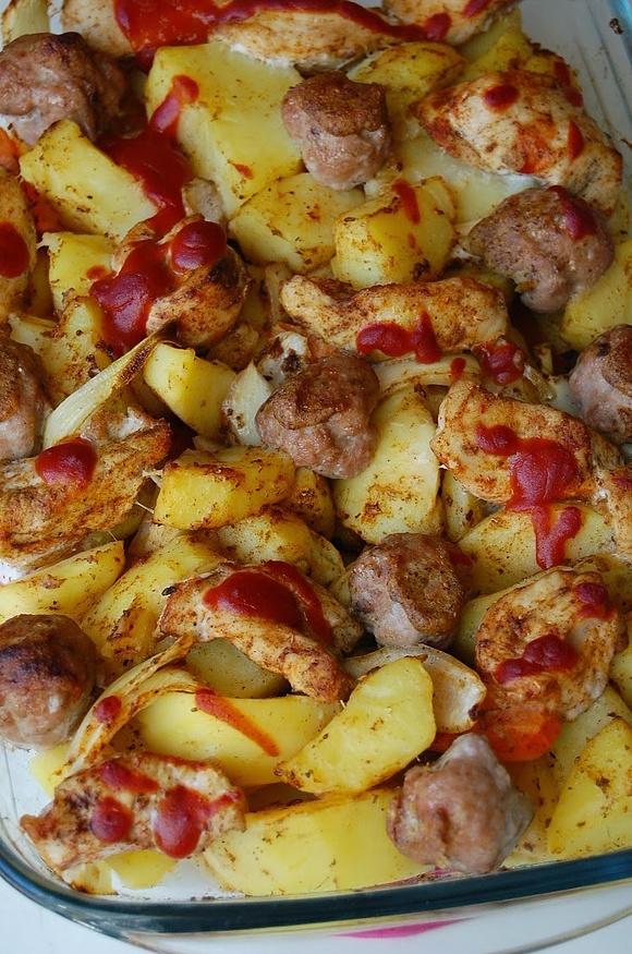 Pieczone ziemniaki z pulpecikami i kurczakiem