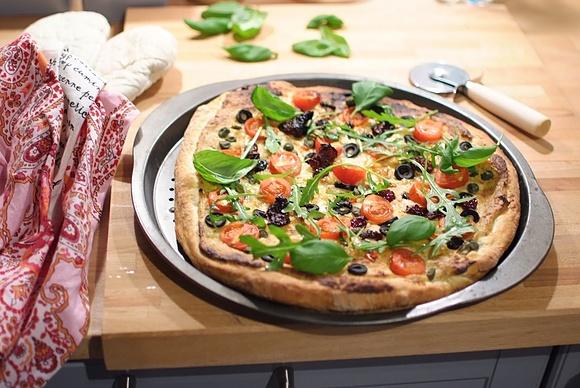 Domowa pizza na białym sosie