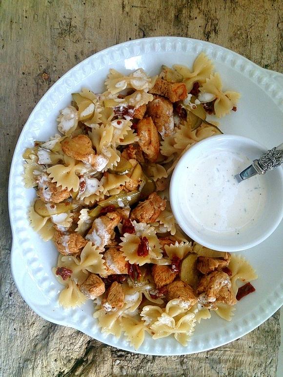 Sałatka z farfalle, suszonymi pomidorami i kurczakiem