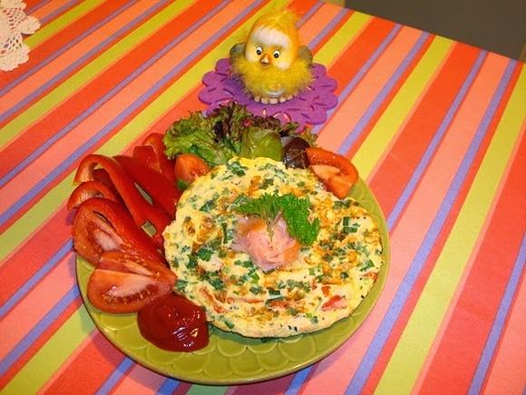 Omlet na sobotę z łososiem i warzywami