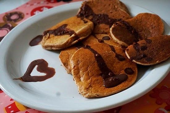 Sernikowe owsiane placki kawowe z sosem kakaowo-pomarańczowym