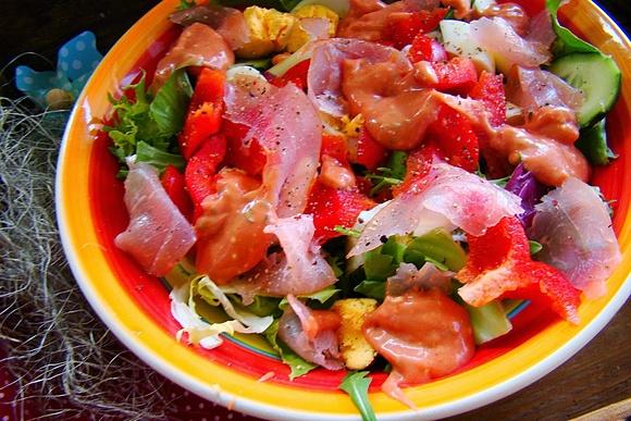 Wiosenna sałatka z szynką parmeńską