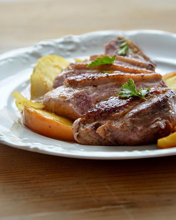 Piersi kaczki w pomarańczowym sosie z jabłkami