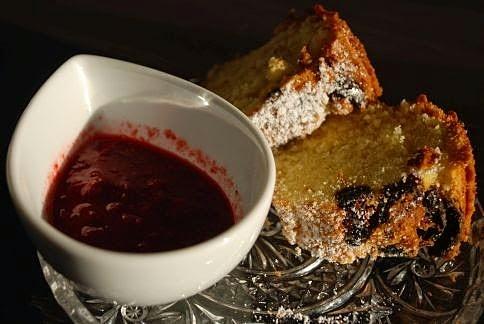 Babka z gorącymi malinami