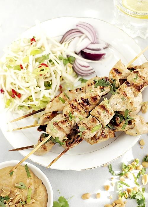 Kurczak satay z orzechowym sosem i thai coleslaw