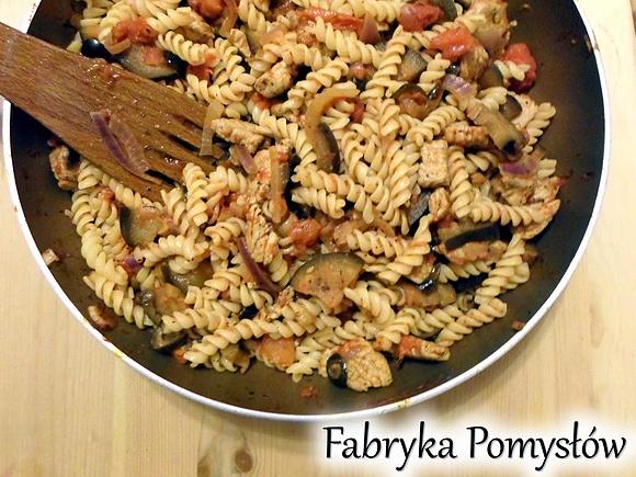 Makaron z indykiem, bakłażanem i oliwkami w sosie pomidorowym