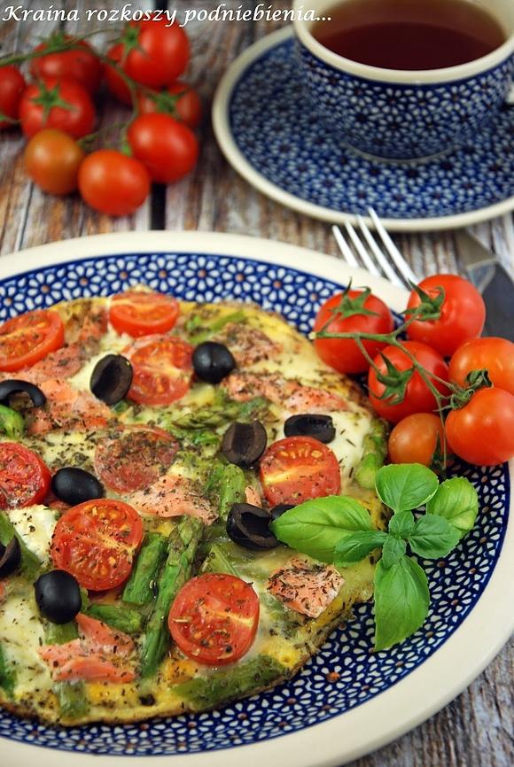 Frittata ze szparagami i łososiem