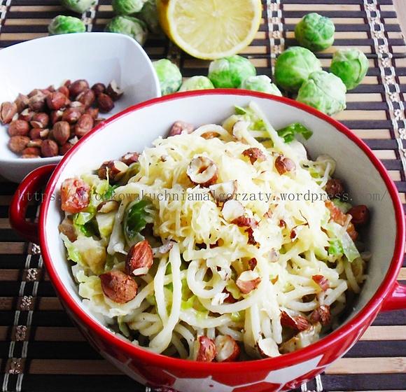 Spaghetti z brukselką i orzechami laskowymi