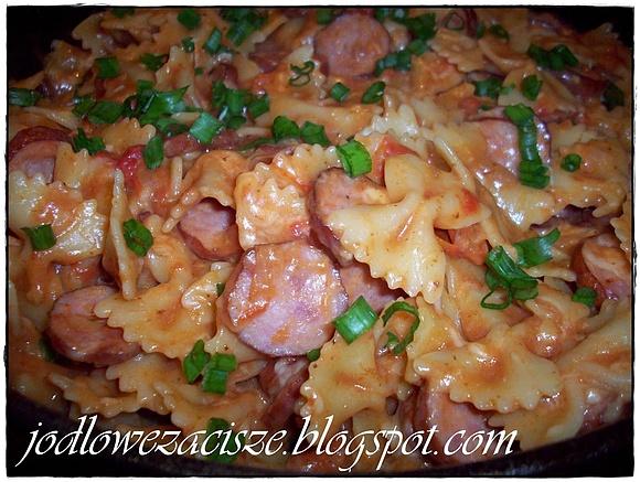 Farfalle z kiełbasą i pomidorami