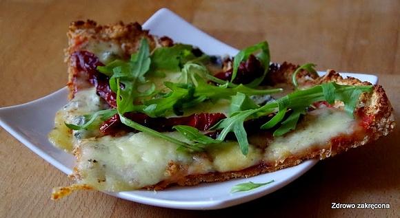 Pizza z kalafiora i kaszy jaglanej w wersjach wegańskich