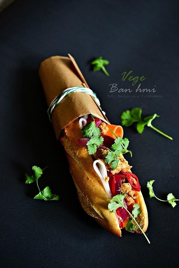 Bánh mì z wegetariańskim pulpetem i marynowanymi warzywami